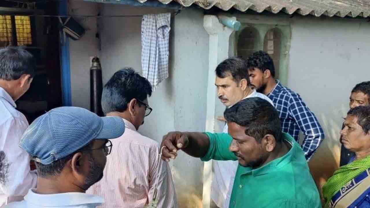 టీఆర్‌ఎస్‌ నాయకుల నివాళి