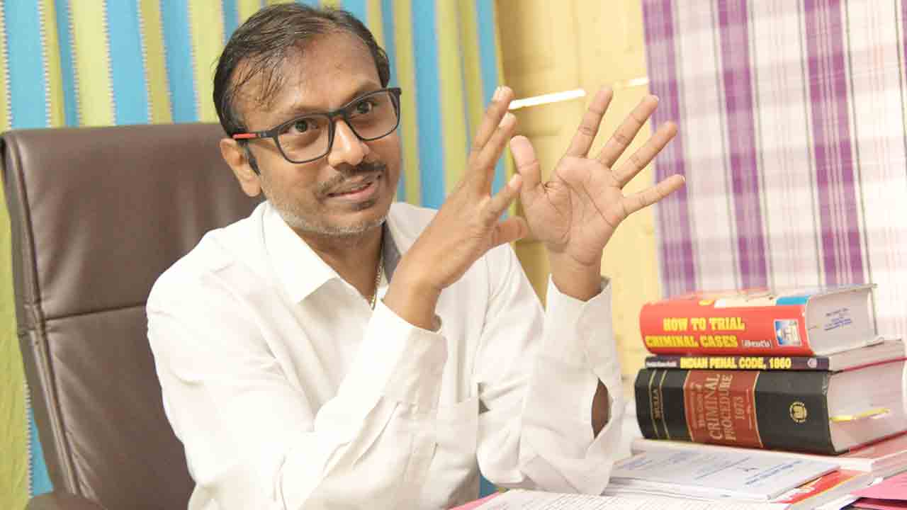 లా చదివాడు.. అమ్మ తరపున తొలి కేసు వాదించి గెలిచాడు.. కన్నతల్లి కళ్లలో ఆనందాన్ని చూశాడు