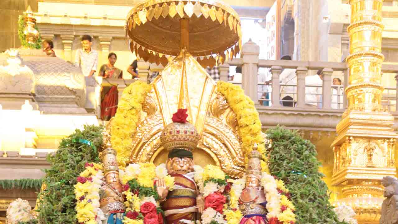 యాదాద్రిలో వైభవంగా లక్ష పుష్పార్చన