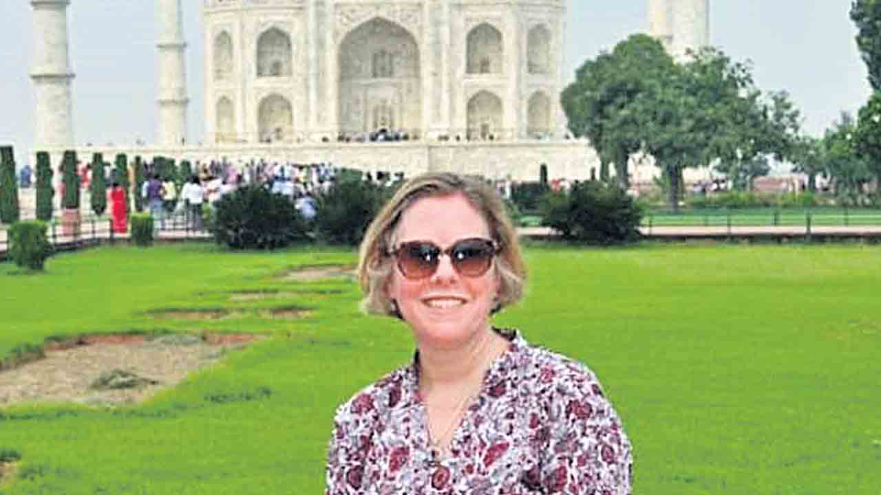 నెదర్లాండ్స్‌ యూవోహెచ్‌ విద్యార్థినికి అవార్డు