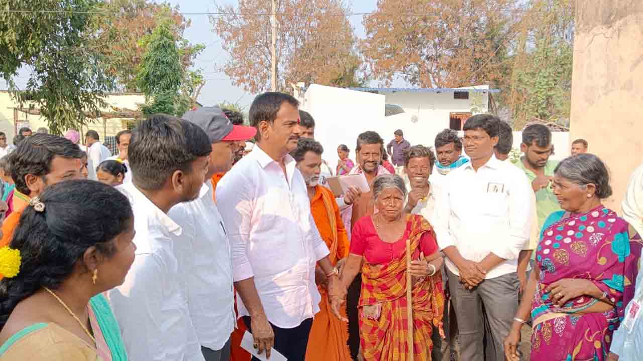 జనంతో మమేకమవుతూ.. సమస్యలు తెలుసుకుంటూ..