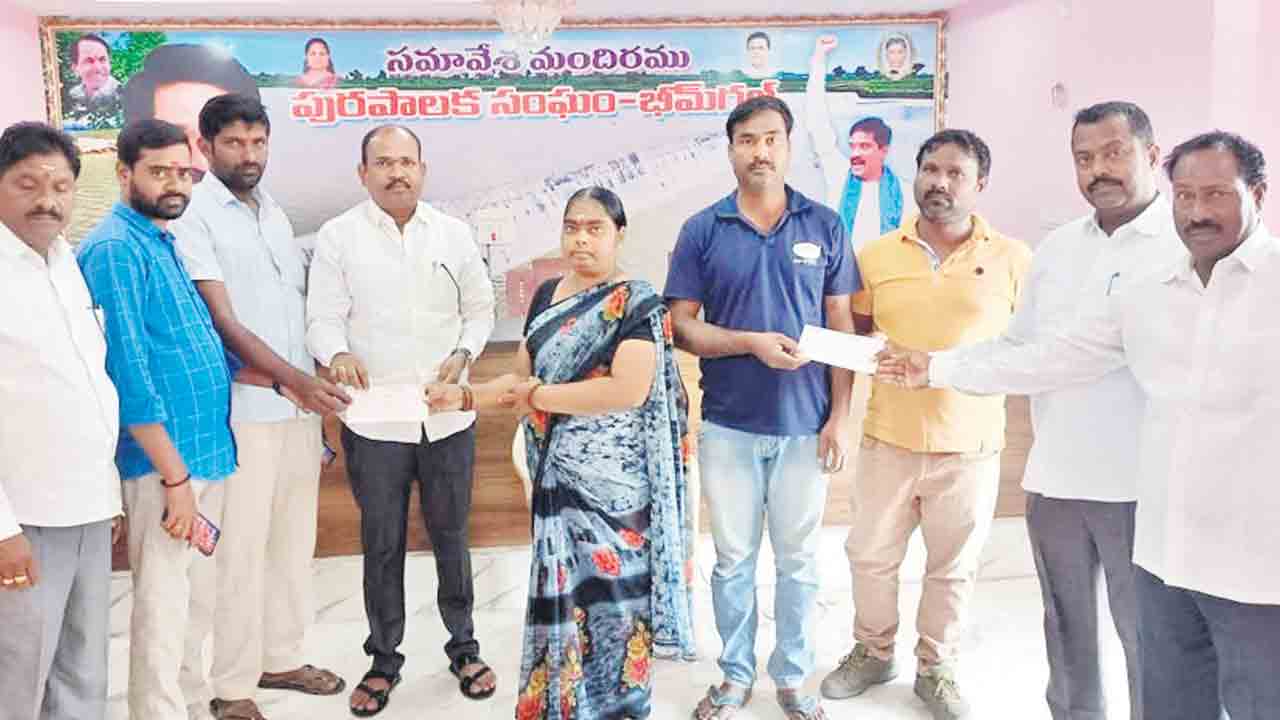 సీఎంఆర్‌ఎఫ్‌ చెక్కుల పంపిణీ