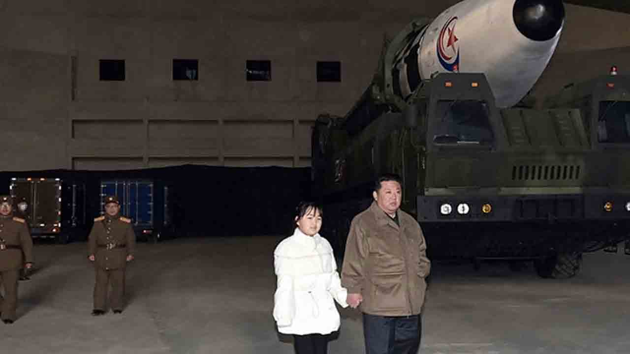 కూతురితో క‌లిసి మిస్సైల్ టెస్టును వీక్షించిన‌ కిమ్