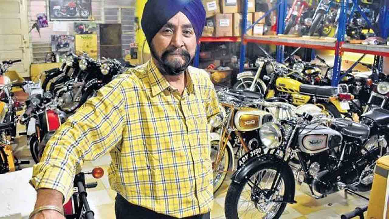 48 క్లాసిక్‌ బైక్స్‌ దాచిపెట్టుకున్న సర్దార్‌జీ.. పీవీ నరసింహారావు వాడిన వింటేజ్‌ కారు మిగ్‌ 21 ఫైటర్‌ జెట్‌ కూడా..