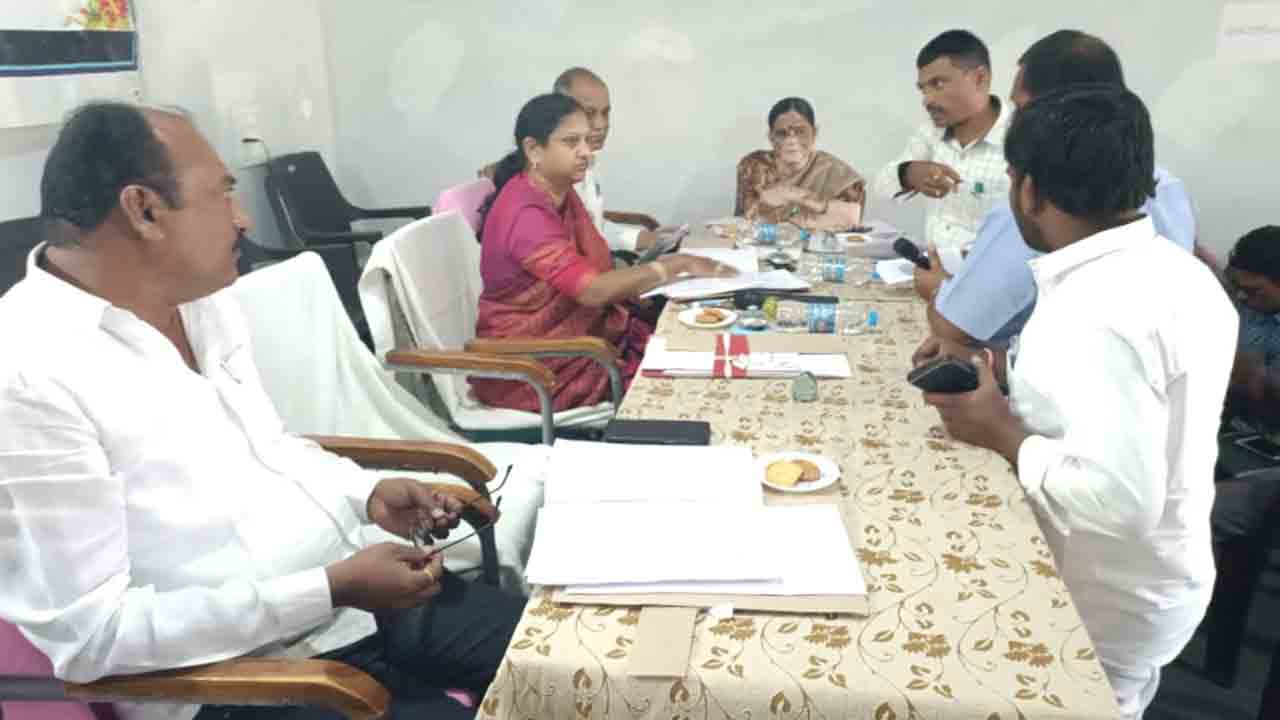 ప్రజాసమస్యలు పట్టించుకోరా?