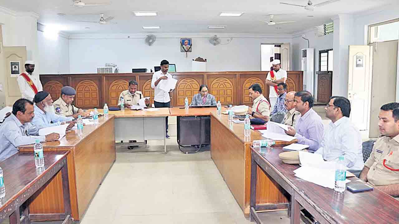 నిందితులకు శిక్ష పడే విధంగా చూడాలి