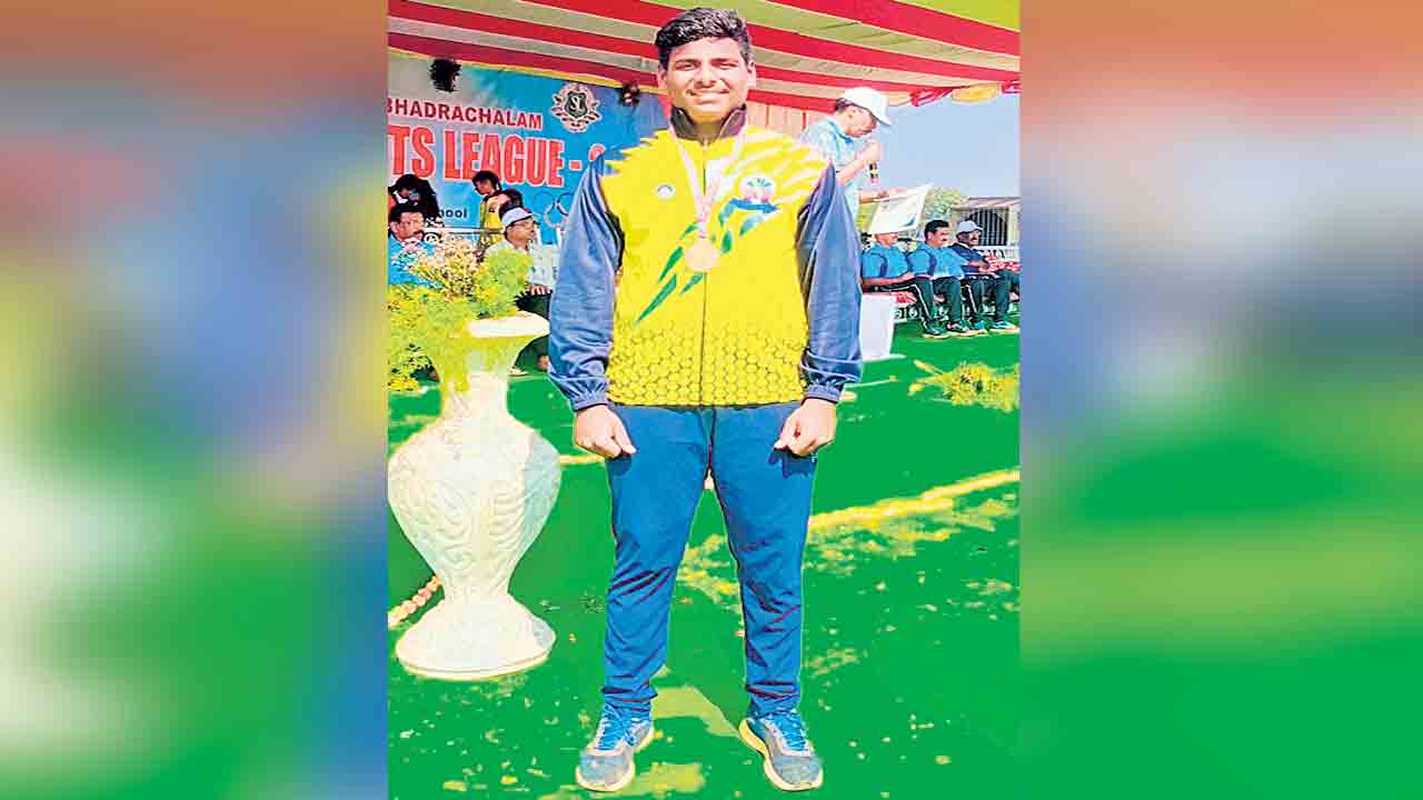 కొడంగల్‌ వాసికి డిస్కస్‌త్రో పోటీలో గోల్డ్‌ మెడల్‌