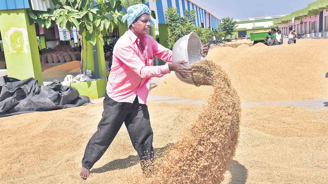 దేశానికి తెలంగాణ బువ్వ.. బియ్యం కోసం కేంద్రం ఎదురుచూపులు