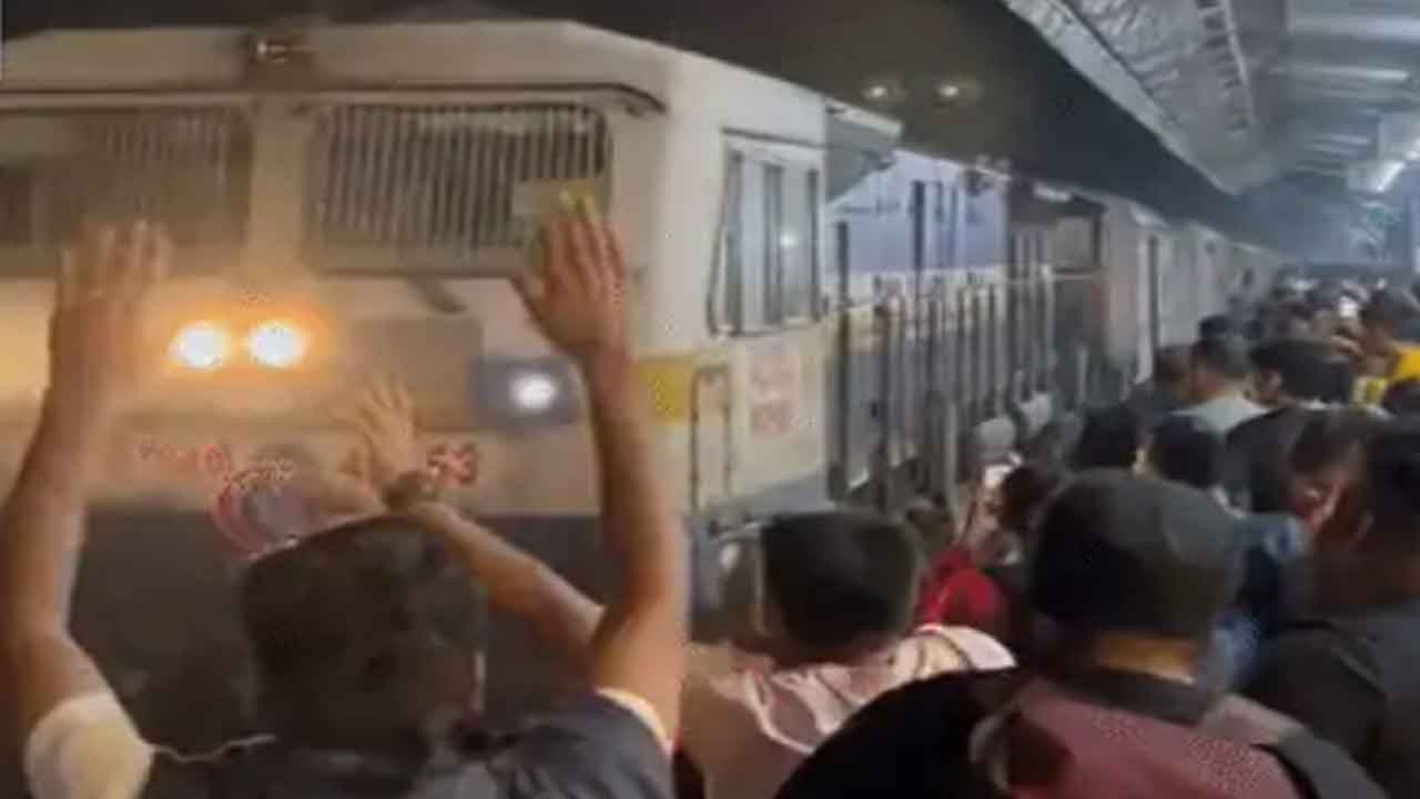 Late train welcome | 9 గంటలు లేట్‌గా రైలు.. చప్పట్లతో స్వాగతించిన ప్రయాణికులు.. చివర్లో ఆనందం ఆవిరైపోయింది..!