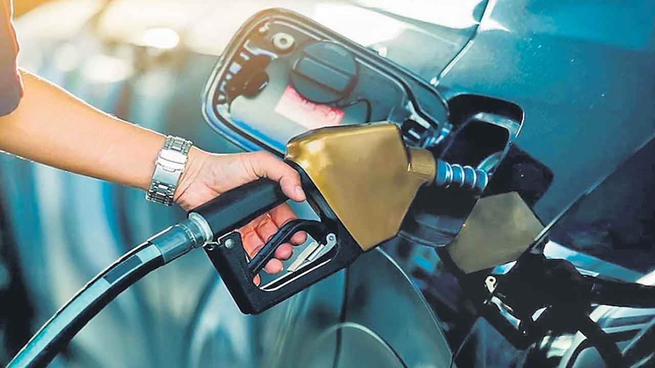 పెట్రోల్‌, డీజిల్‌పై 40 పైసల తగ్గింపు