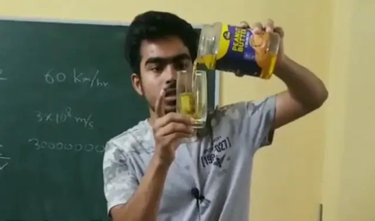 Viral video | ఫిజిక్స్ పాఠం కోసం.. క్లాస్‌రూమ్‌లో సులువైన ప్ర‌యోగం చేసి చూపించిన‌ టీచ‌ర్