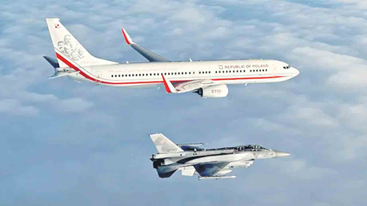 పోలండ్‌ జట్టుకు ఎస్కార్టుగా ఎఫ్‌16 యుద్ధ విమానాలు