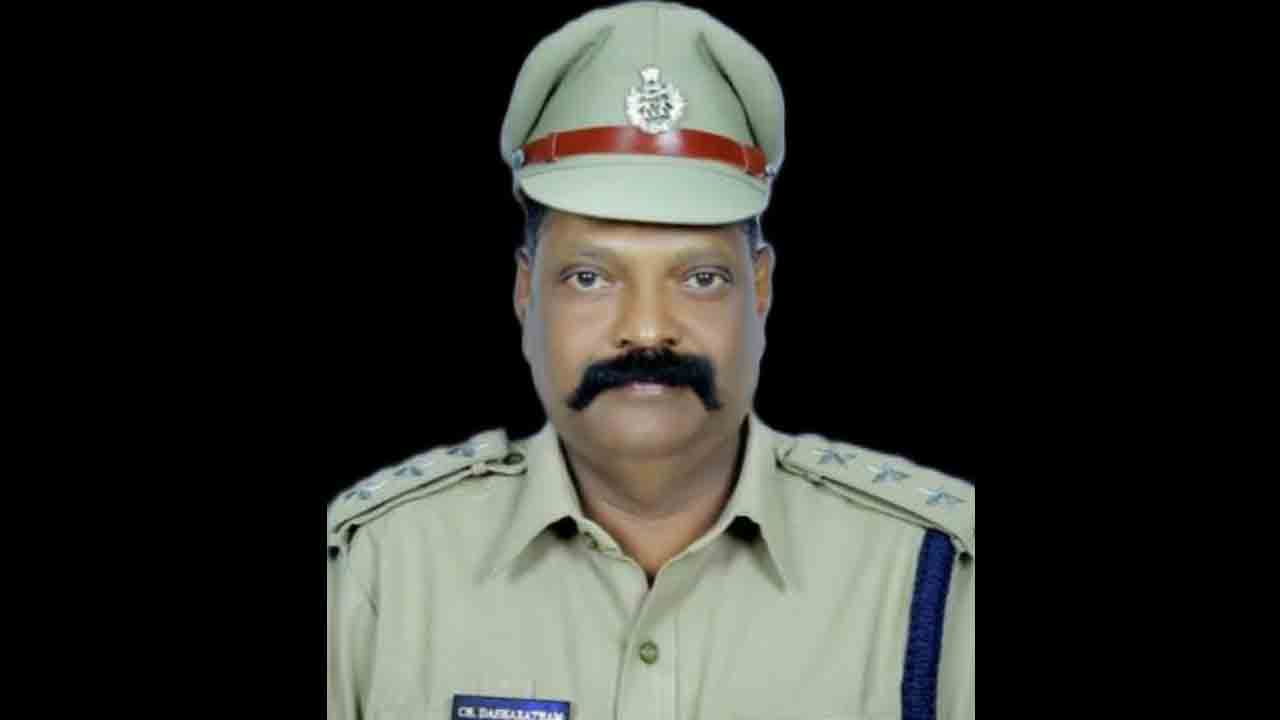 చర్లపల్లి జైలు అధికారిపై బదిలీ వేటు