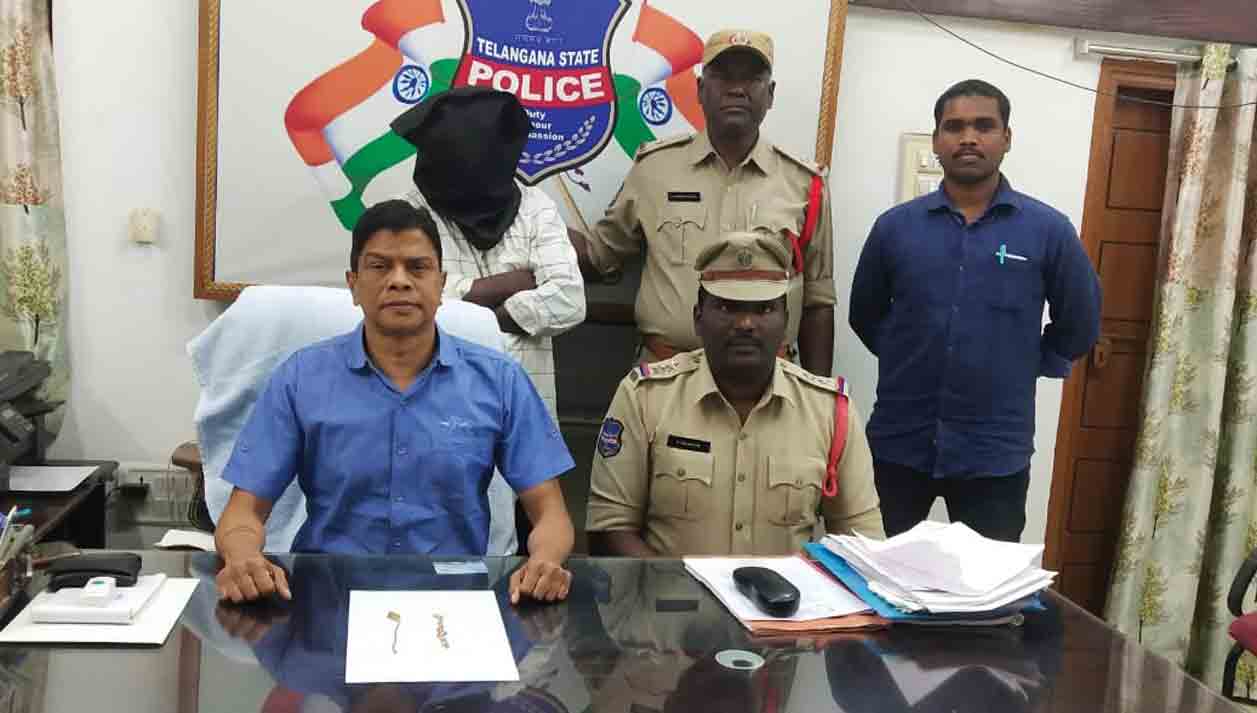 బైక్పై లిఫ్ట్ ఇచ్చి చైన్ స్నాచింగ్