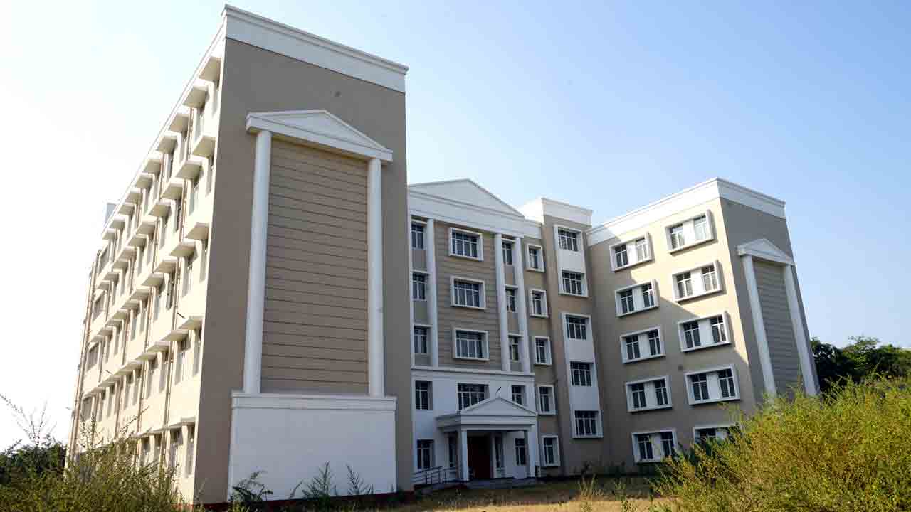 నాలుగు దశాబ్దాల చరిత్ర ఉన్న తెలుగు యూనివర్సిటీ గురించి ఈ విషయాలు తెలుసుకోండి