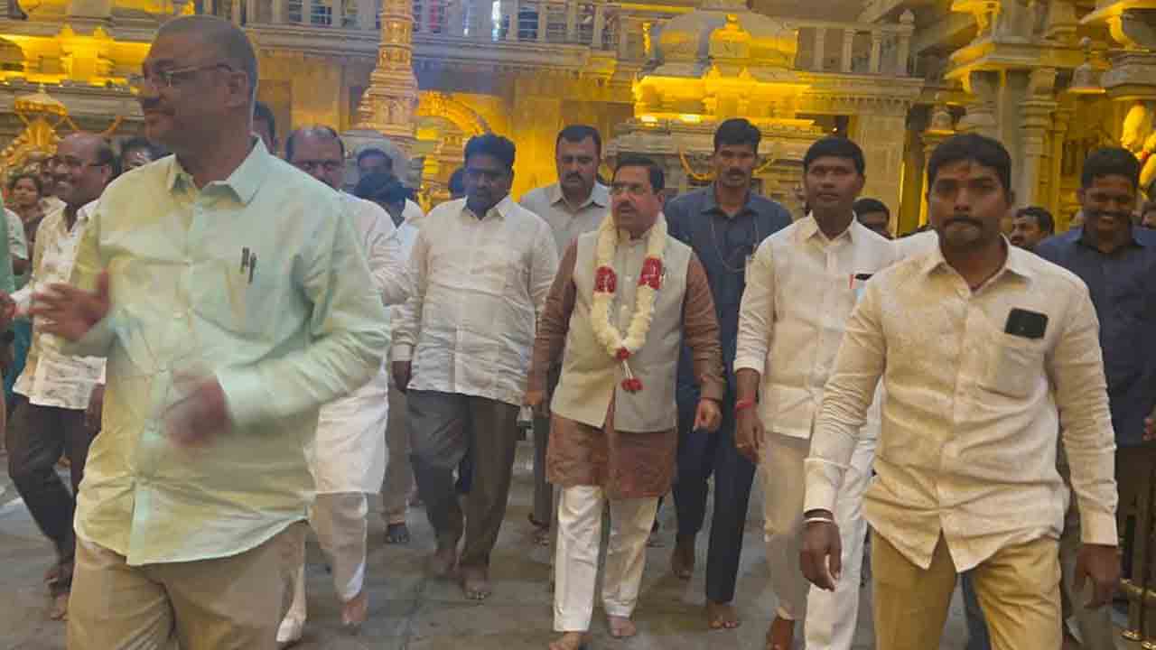 యాదాద్రీశుడిని దర్శింకున్న కేంద్ర మంత్రి ప్రహ్లాద్‌ జోషి