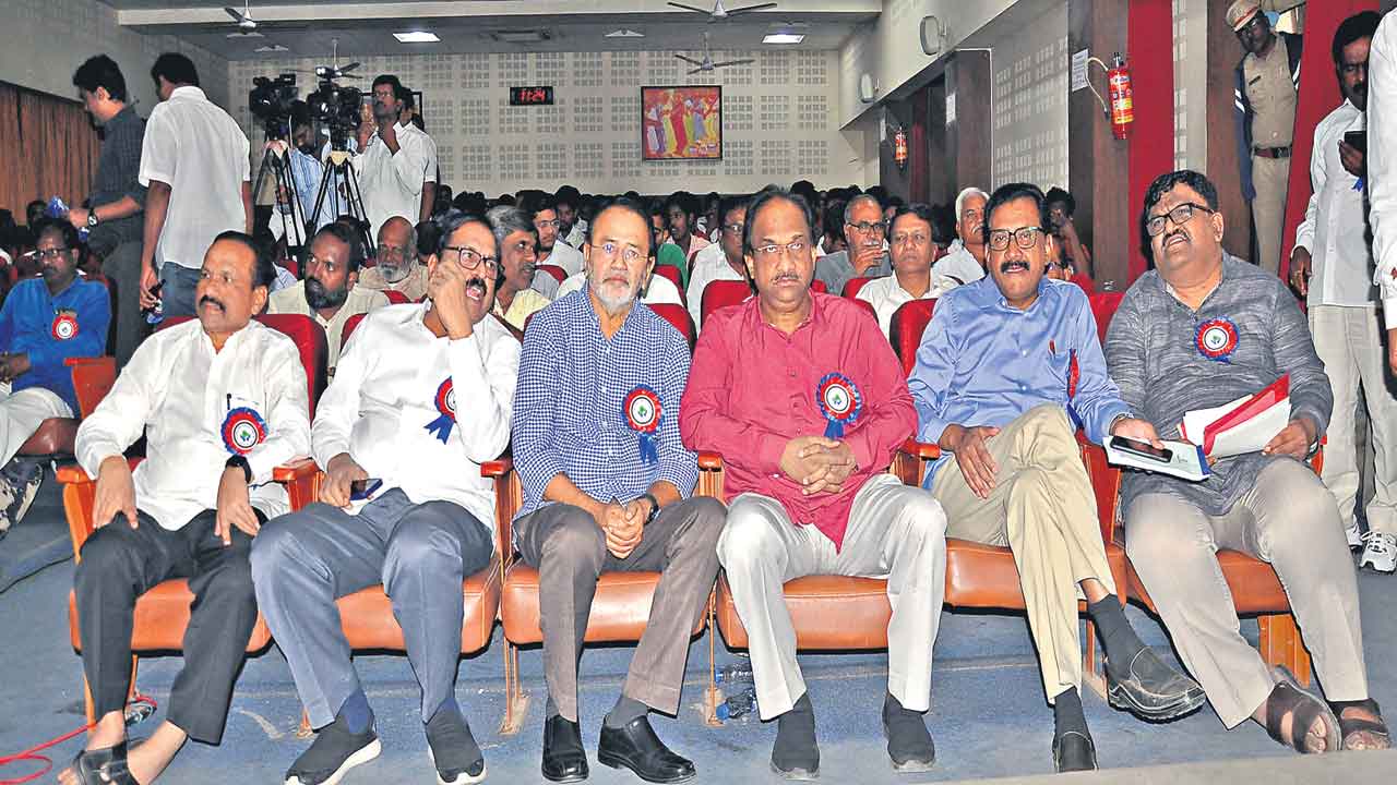 తెలంగాణలో ఉన్నందునే.. నాపై రాజద్రోహం కేసులేదు