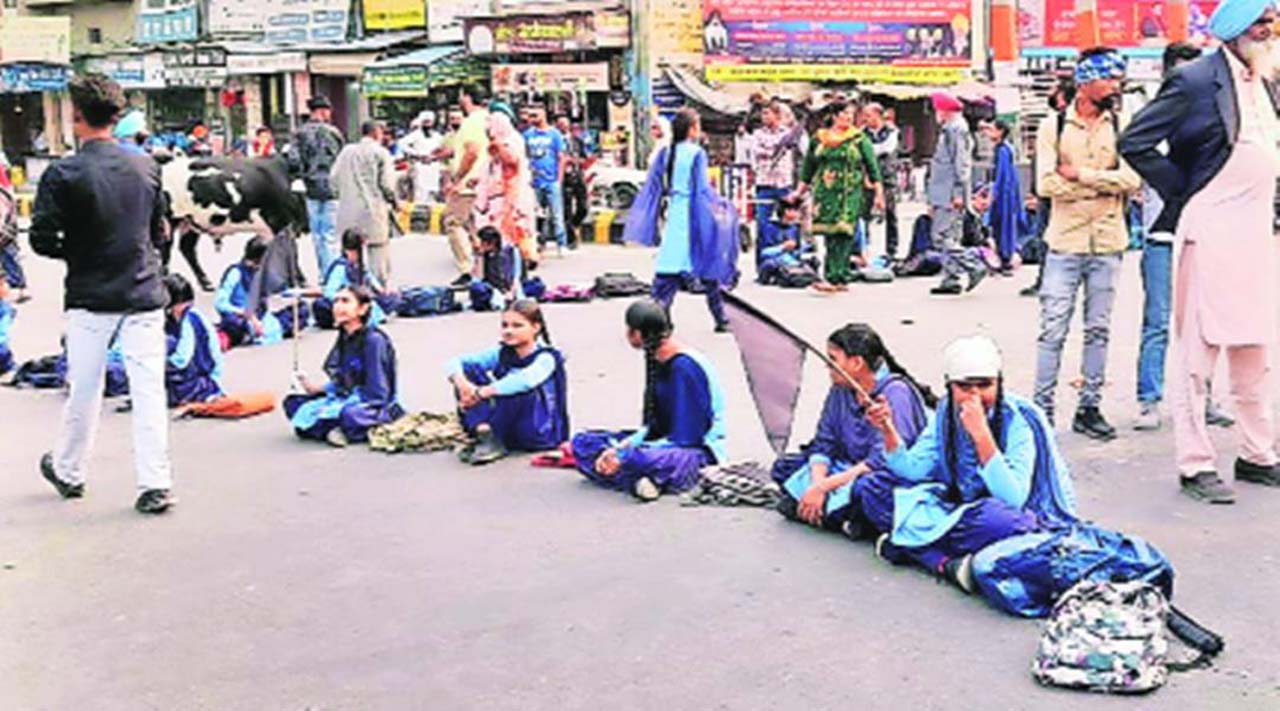 Punjab: టీచ‌ర్ల‌ను నియ‌మించాల‌ని జాతీయ ర‌హ‌దారిపై బైఠాయించిన విద్యార్థులు