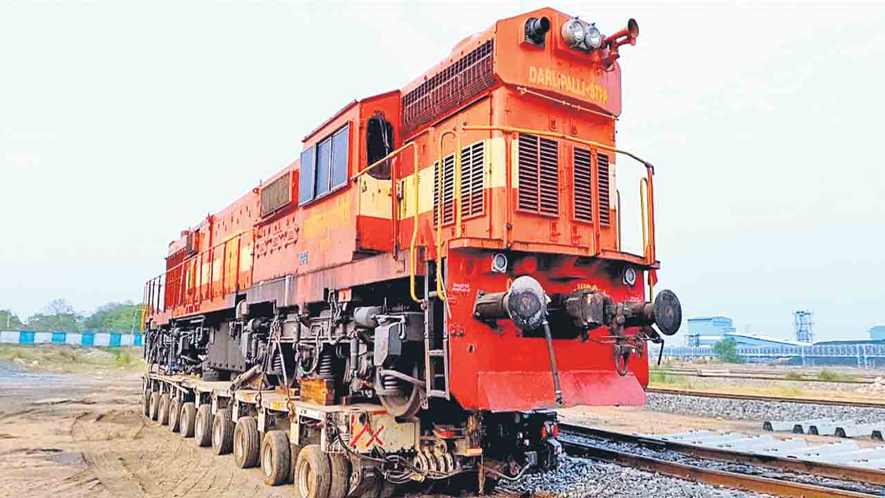 రైలింజన్నే ఎత్తుకెళ్లారు!