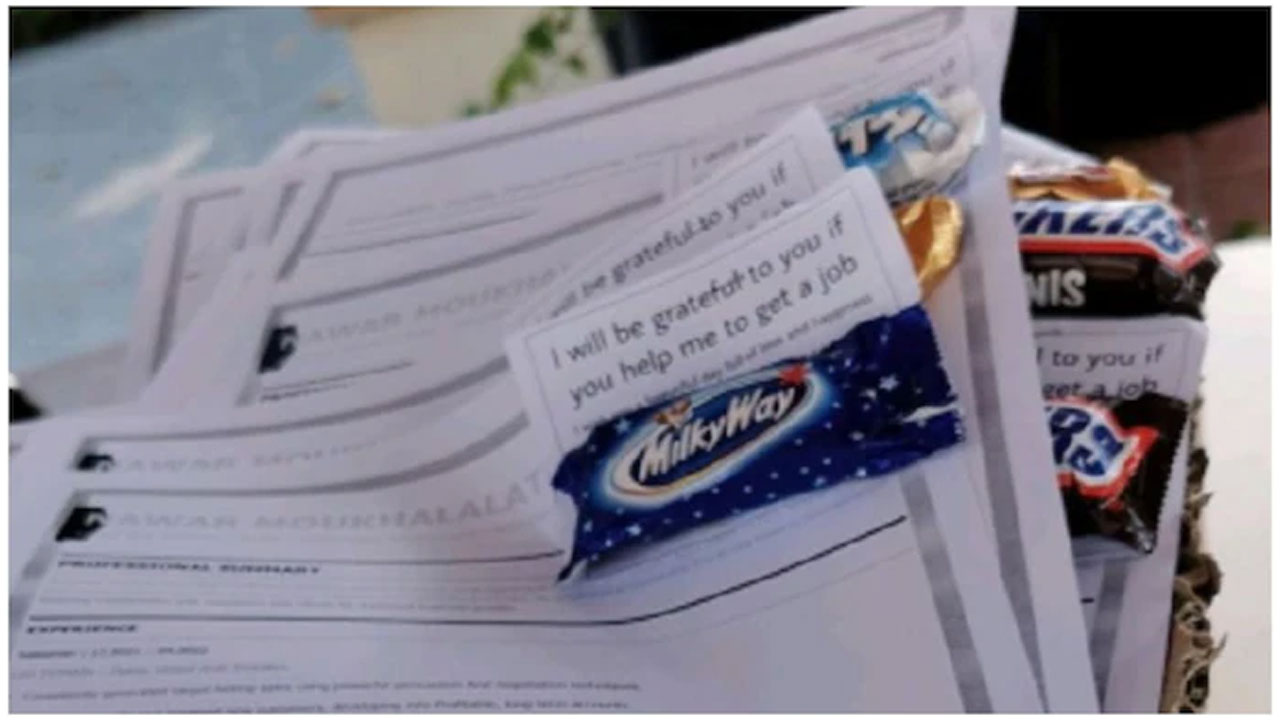 వైర‌ల్ పోస్ట్ : కొలువు కోసం ట్రాఫిక్ సిగ్న‌ల్స్ వ‌ద్ద సీవీలు పంచాడు