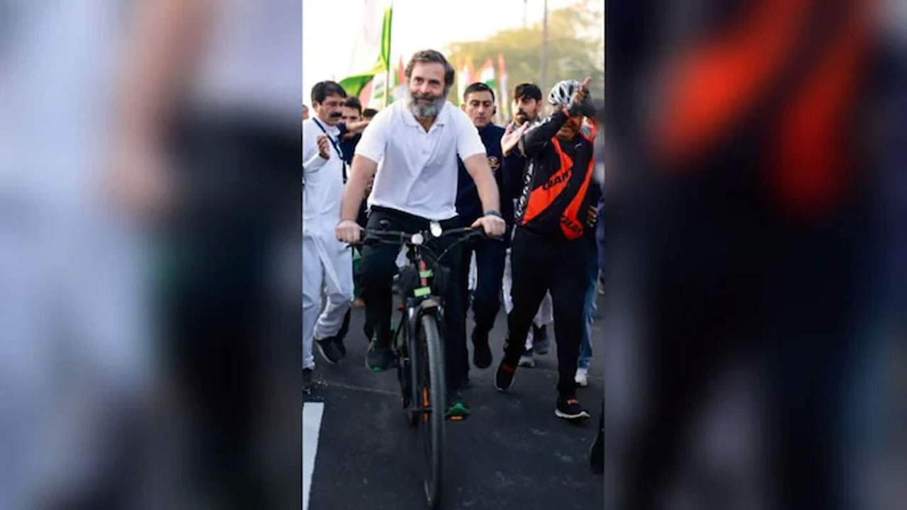 జోడో జోష్ : పాద‌యాత్ర‌లో సైక్లిస్ట్‌గా మారిన రాహుల్ గాంధీ
