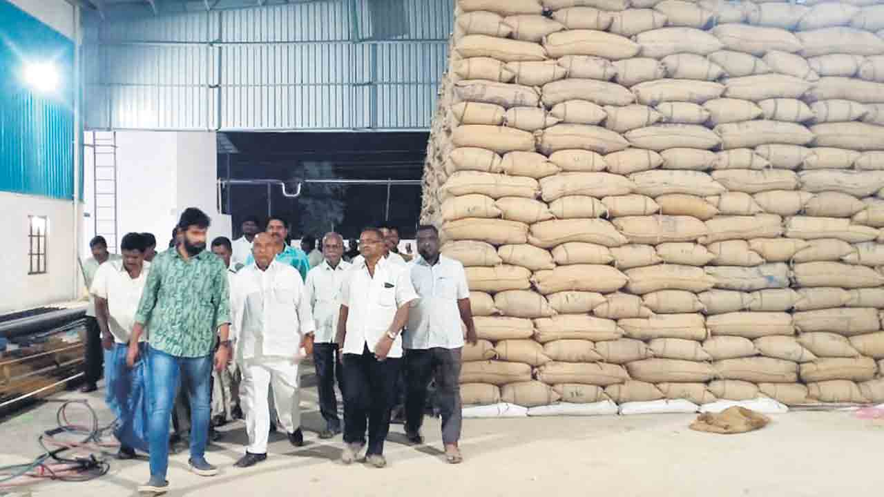 మిల్లర్లు సహకరించాలి : ఎమ్మెల్యే