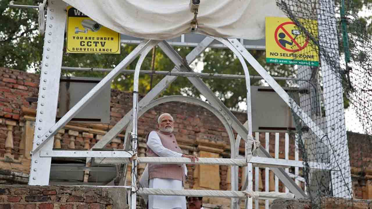 గుజరాత్ ప్రమాద బాధ్యులపై ప్రధాని మౌనం