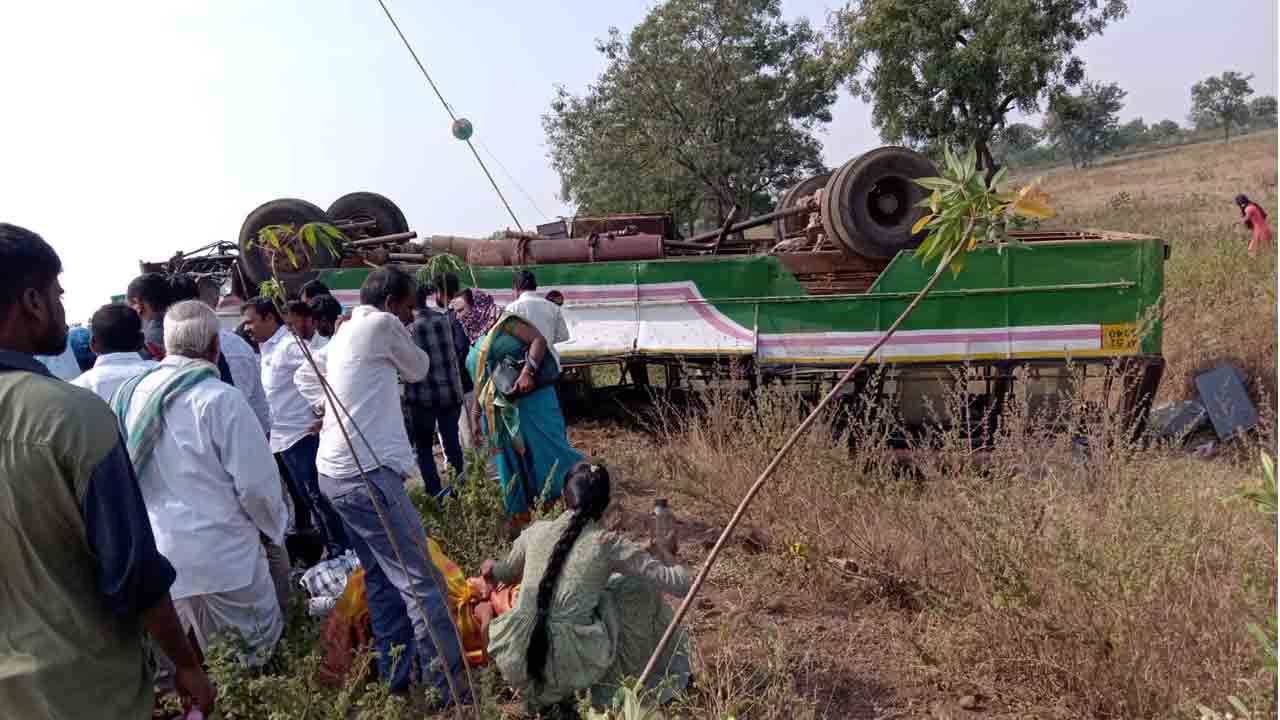 అనంత‌గిరి ఘాట్ రోడ్డులో ఆర్టీసీ బ‌స్సు బోల్తా.. మ‌హిళ మృతి