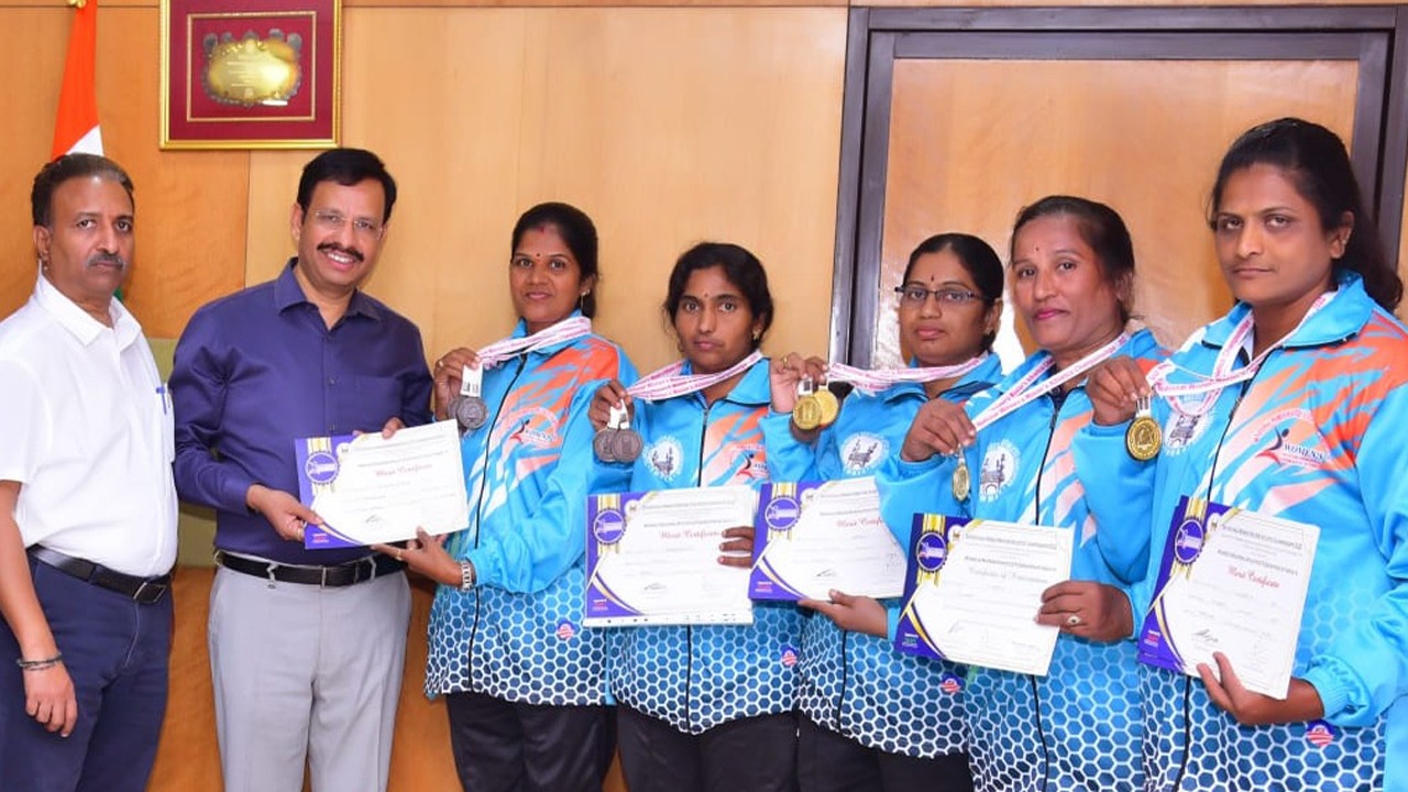 Sajjanar : జాతీయ పోటీల్లో ప‌త‌కాలు సాధించిన‌ ఆర్టీసీ ఉద్యోగుల్ని అభినందించిన స‌జ్జ‌నార్