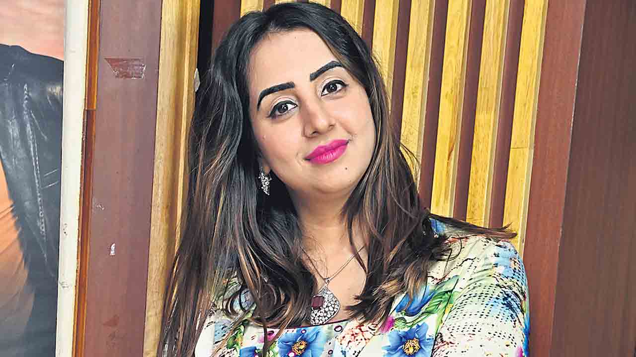 డబ్బు నేపథ్యంగా