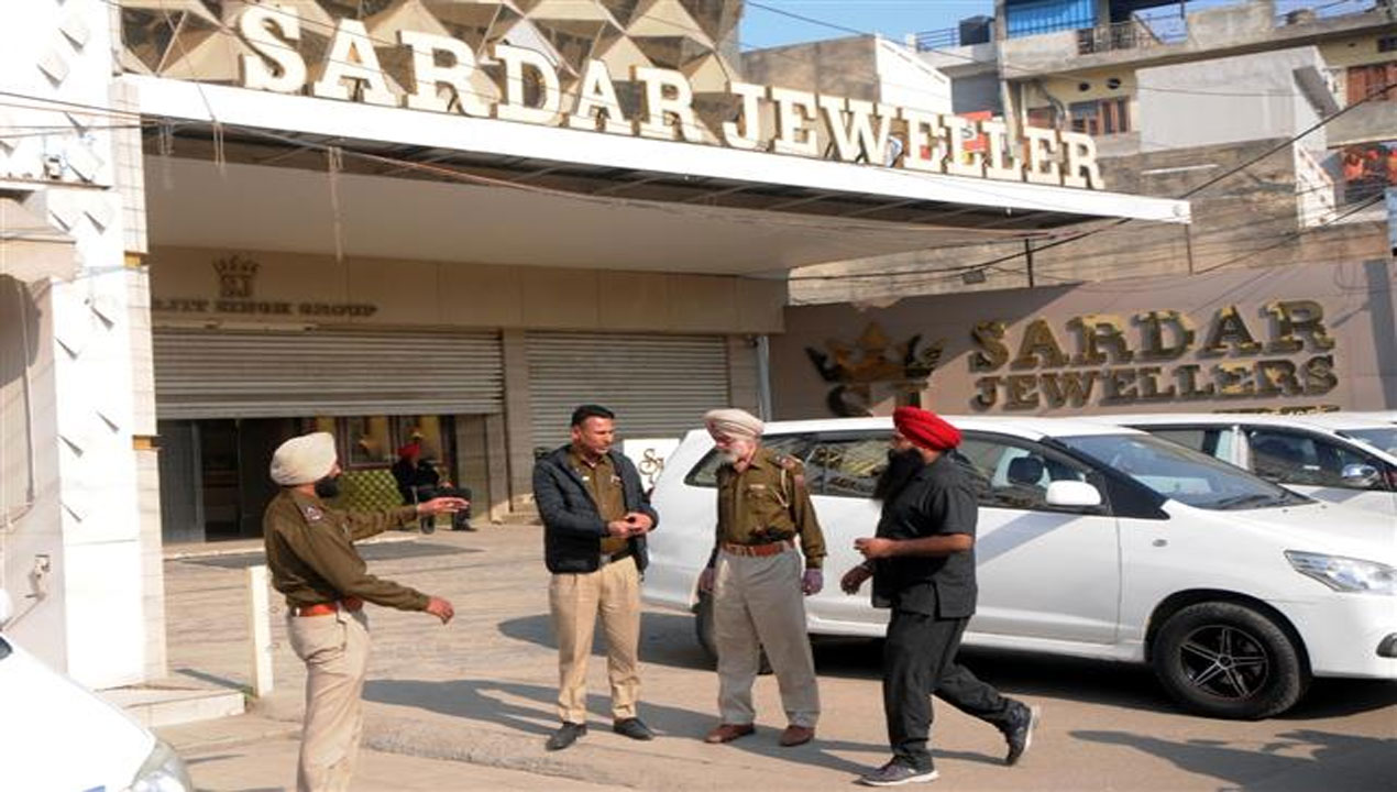 ఆ న‌గ‌రంలోని జ్యువెలరి షాపుల‌పై ఐటీశాఖ సోదాలు