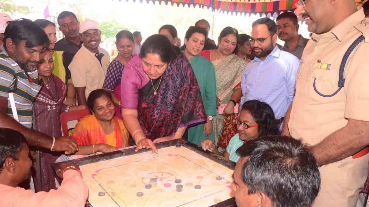 దివ్యాంగులకు చేయూతనివ్వాలి : మంత్రి సత్యవతి రాథోడ్