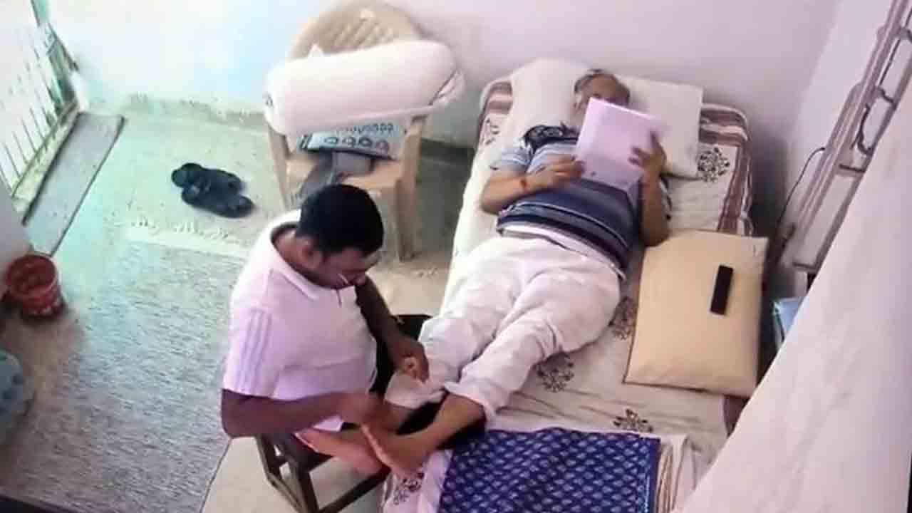 తీహార్ జైల్లో స‌త్యేంద్ర జైన్‌కు మ‌సాజ్.. వీడియోలు విడుద‌ల‌