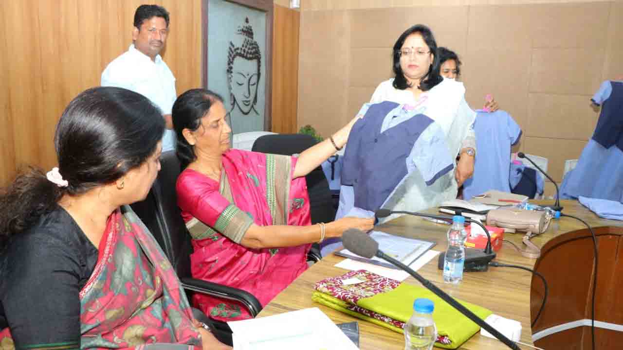 విద్యార్థుల‌కు స్కూల్ డ్రెస్సులు సిద్ధం చేయండి : మంత్రి స‌బిత‌
