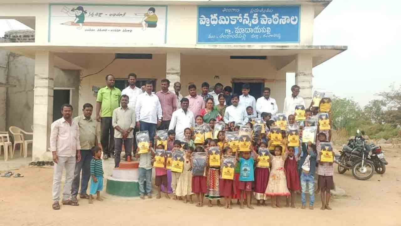 విద్యార్థులకు క్రీడా దుస్తులు పంపిణీ