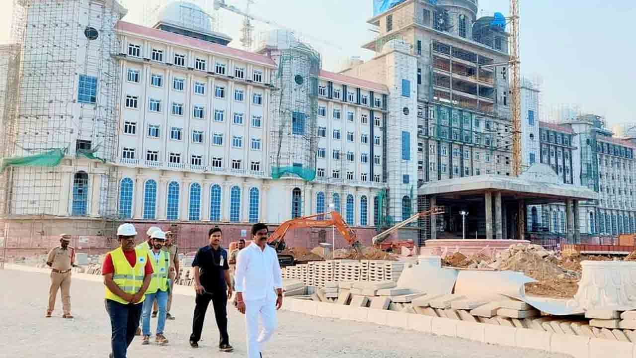 నూత‌న స‌చివాల‌యం నిర్మాణ ప‌నుల‌ను ప‌రిశీలించిన మంత్రి వేముల