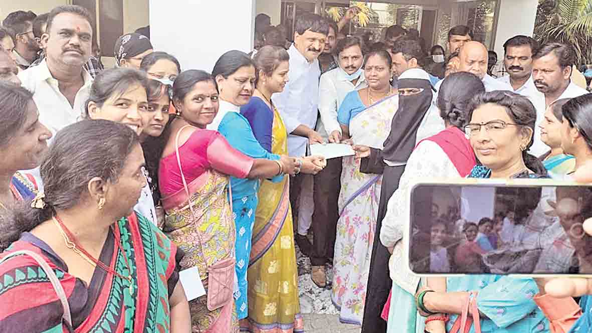 పేదింటి ఆడబిడ్డ పెండ్లికి ఆర్థిక సాయం