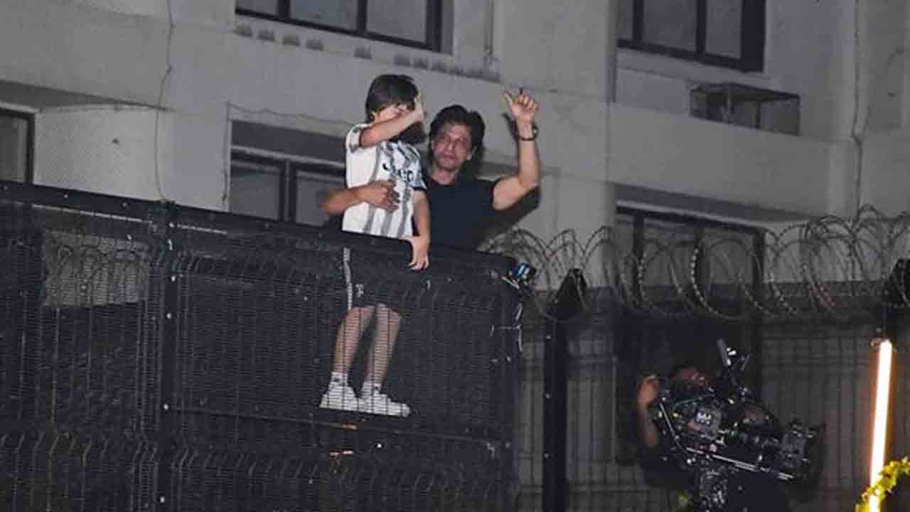 Shah Rukh Khan | బాలీవుడ్‌ బాద్‌ షా పుట్టినరోజు.. మన్నత్‌ వద్ద అభిమానుల సందడి..!