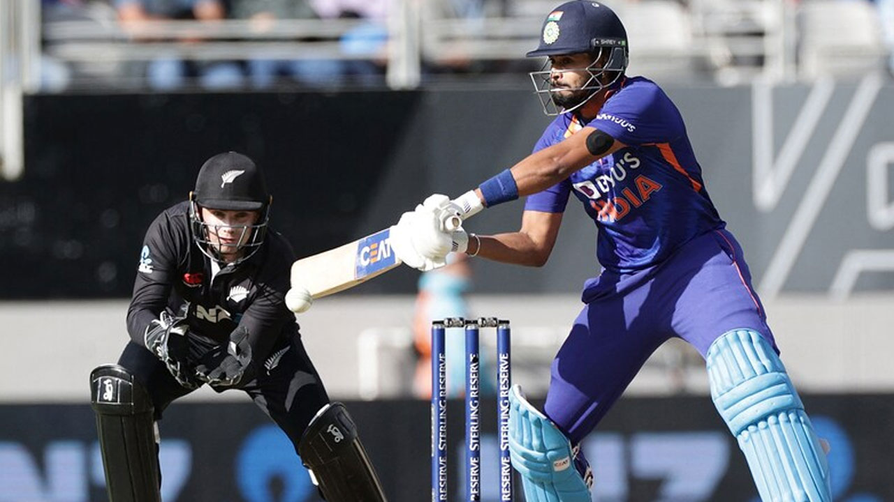 శ్రేయాస్ అయ్య‌ర్ 80.. కివీస్ టార్గెట్ 307