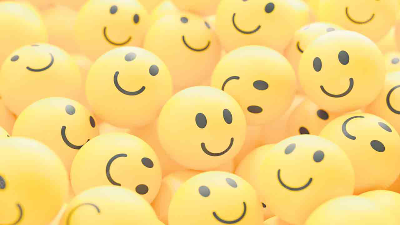 నవ్వుతనే ఉంటా…