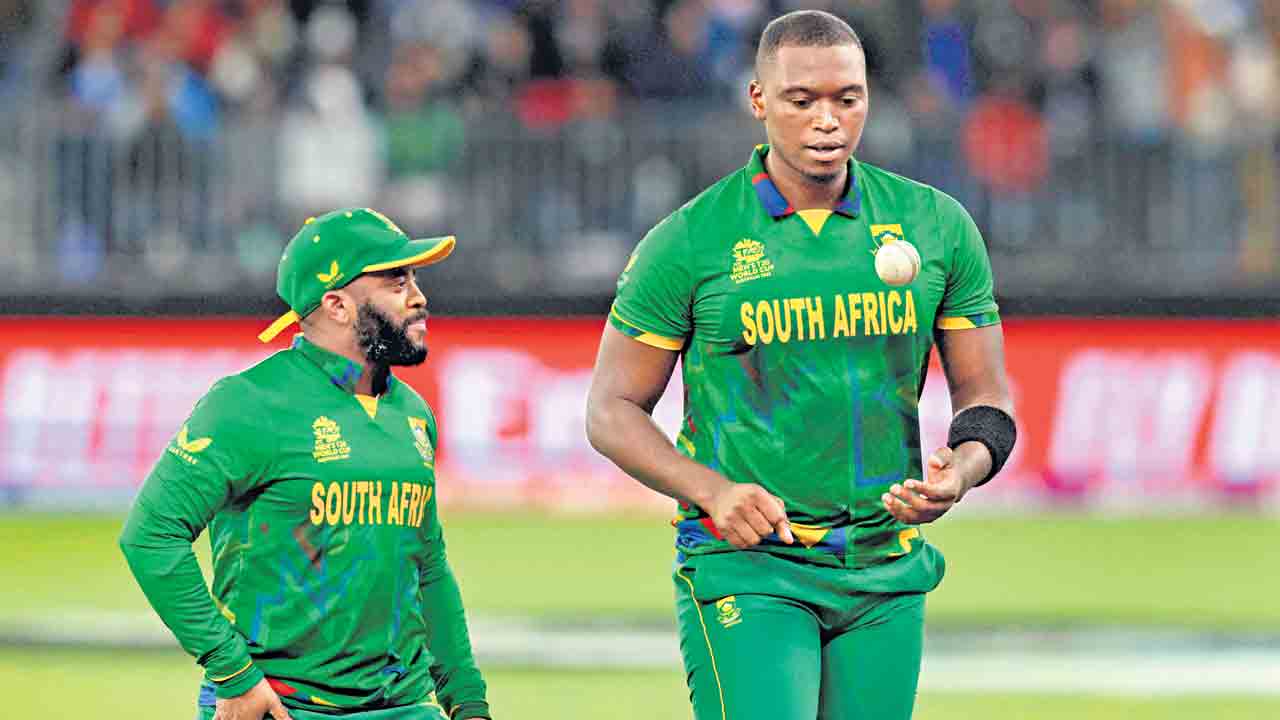 సఫారీలు చేజేతులా..