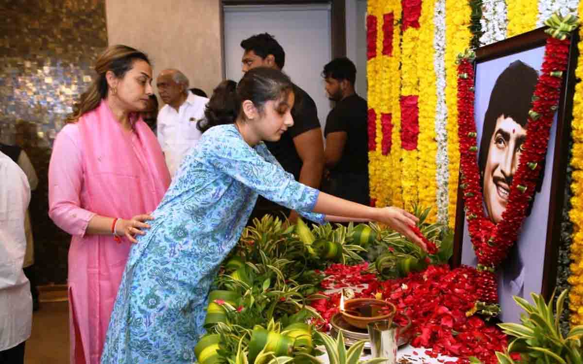 అభిమాన హీరోకు కడసారి కన్నీటి వీడ్కోలు