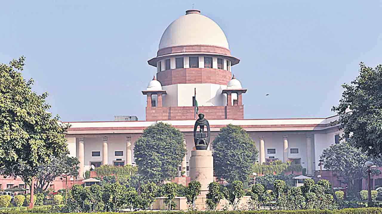 కోర్టుల్లో రాజకీయ యుద్ధాలా?