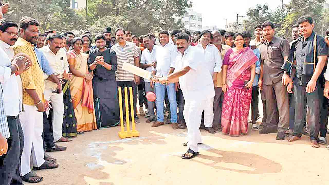 చదువులతో పాటు క్రీడల్లోనూ రాణించాలిచదువులతో పాటు క్రీడల్లోనూ రాణించాలి