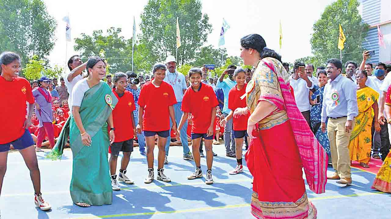 గిరిజన గురుకులాల క్రీడలు షురూ