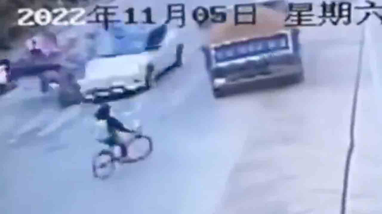 టెస్లా కారు బీభ‌త్సం.. ఇద్ద‌రు మృతి.. వీడియో వైర‌ల్