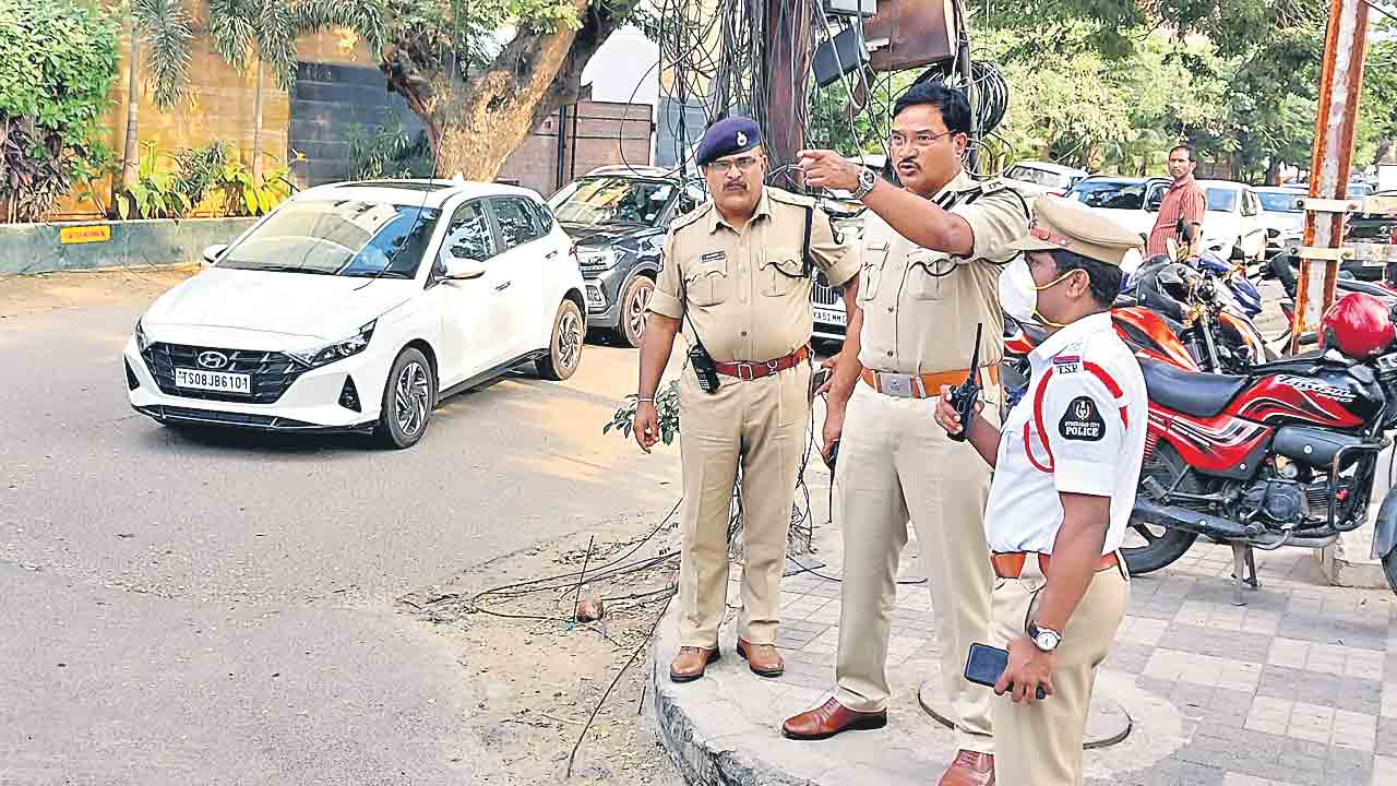 జూబ్లీహిల్స్‌లో మొదలైన ట్రాఫిక్‌ మళ్లింపు పరిశీలించిన ట్రాఫిక్‌ జాయింట్‌ సీపీ రంగనాథ్‌