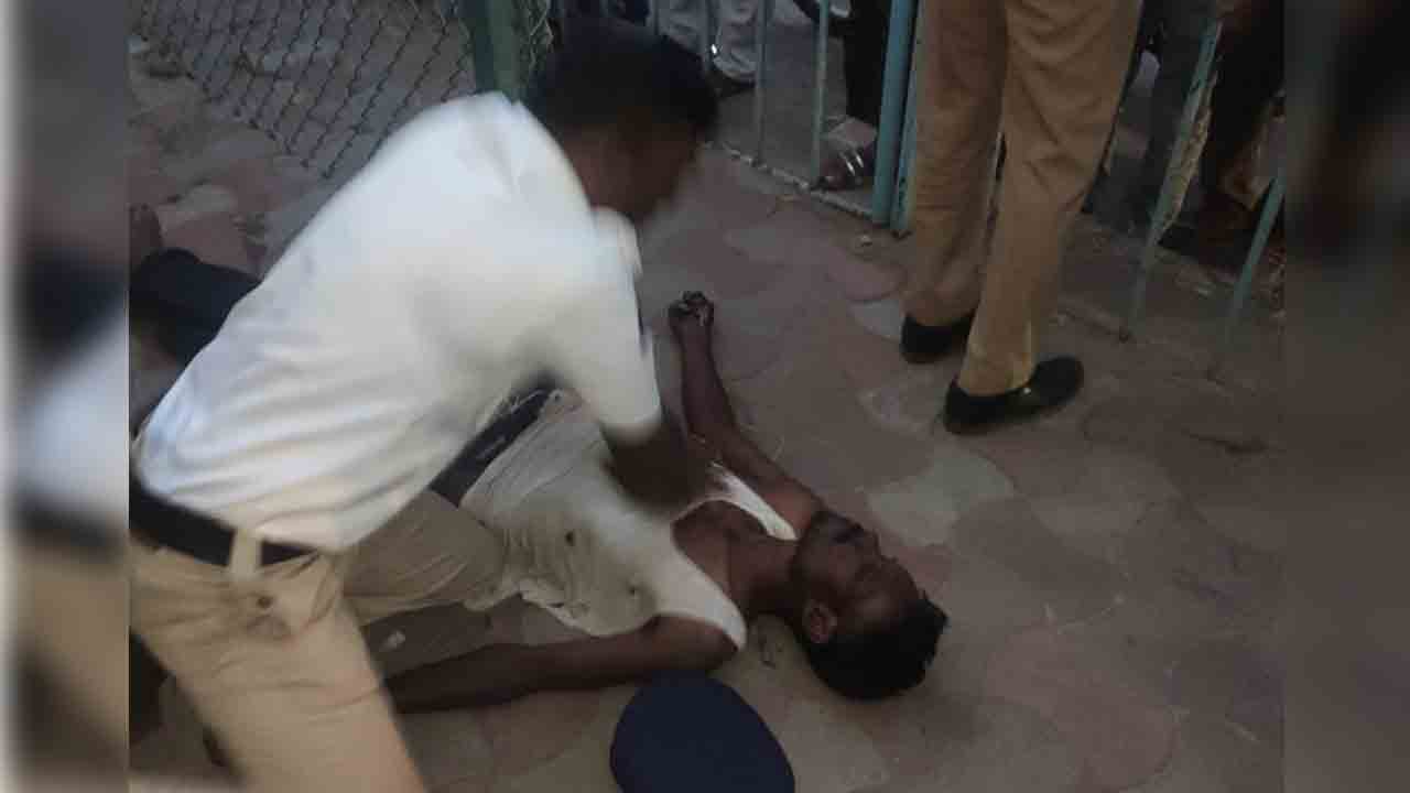 క‌రెంట్ షాక్‌తో వ్య‌క్తి విల‌విల‌.. సీపీఆర్ ద్వారా ప్రాణాలు కాపాడిన ట్రాఫిక్ కానిస్టేబుల్‌