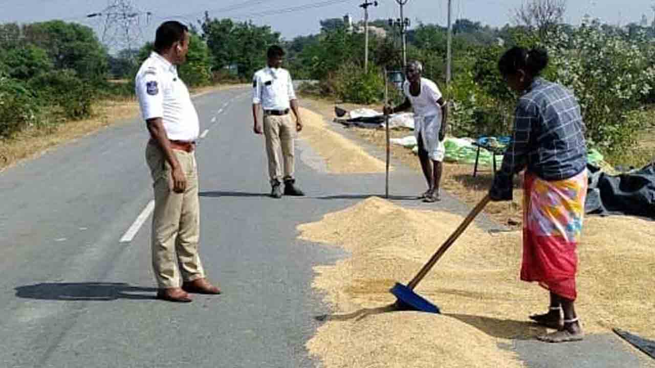 రోడ్లపై ధాన్యం ఆరబోస్తే కఠిన చర్యలు