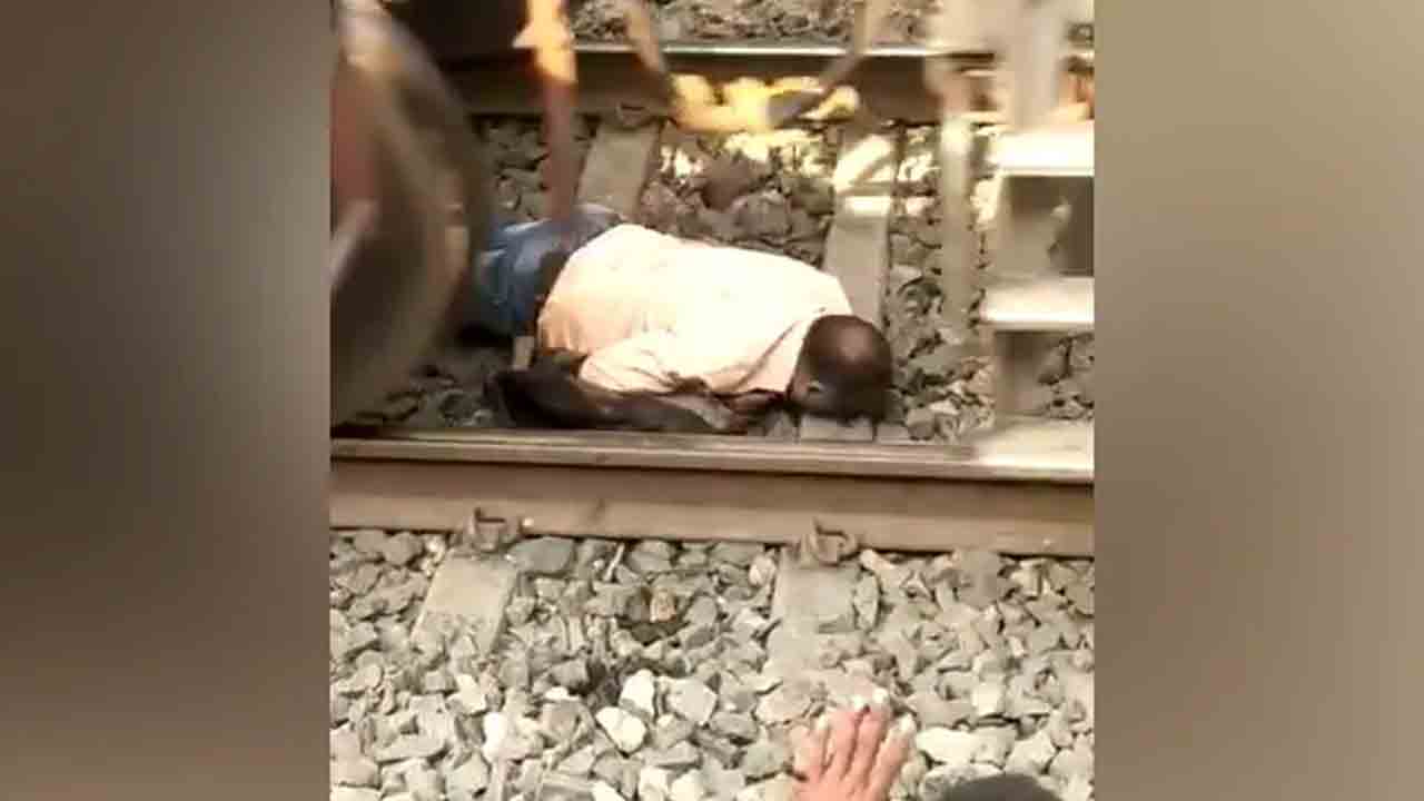 ప్ర‌యాణికుడి పైనుంచి వేగంగా దూసుకెళ్లిన రైలు.. వీడియో వైర‌ల్